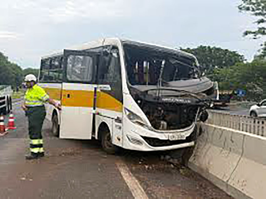 Acidente com ônibus escolar deixa feridos em rodovia em Rio Preto