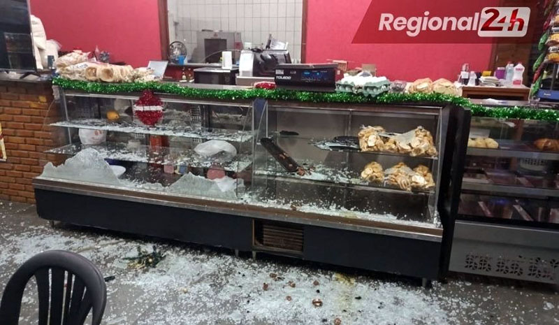 Comerciantes amargam prejuízo após ataque de homem transtornado.