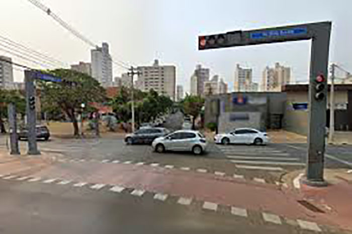 Motorista passa no sinal vermelho em avenida e atropela consultora