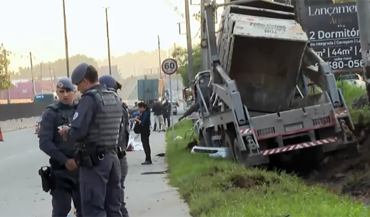Colisão entre carro e caminhão deixa 4 mortos em Taboão da Serra