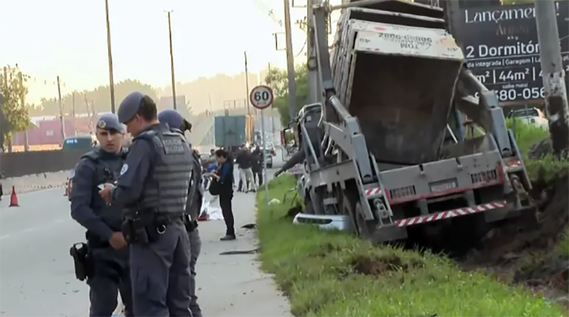 Colisão entre carro e caminhão deixa 4 mortos em Taboão da Serra