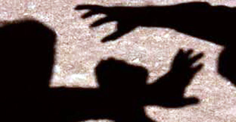 Residência é invadida por menores e filho do dono é agredido com pauladas e cacos de telha