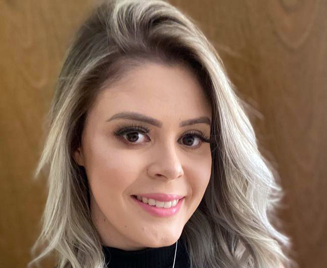 Beatriz colhendo uma flor no seu jardim da vida!!!