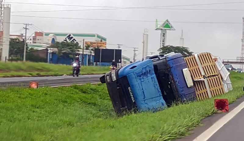 Caminhão tomba e gera fila de veículos em rodovia de Rio Preto