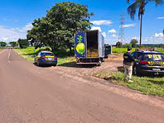 PRF apreende caminhão clonado com mais de duas toneladas de maconha na BR-153