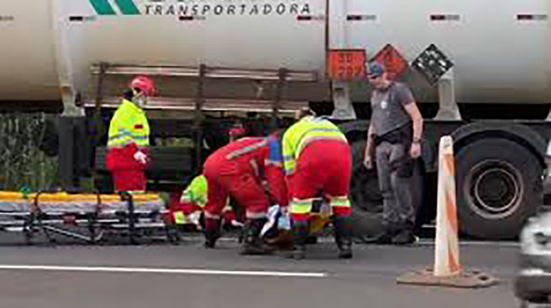 Motociclista tem fratura exposta ao cair embaixo de caminhão em rodovia em Rio Preto