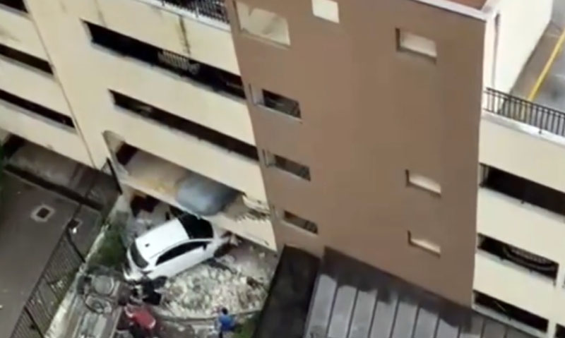 Carro cai do 1º andar de estacionamento em São Bernardo do Campo