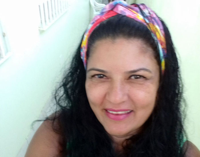 Esther colhendo mais uma flor no seu jardim da vida!!!