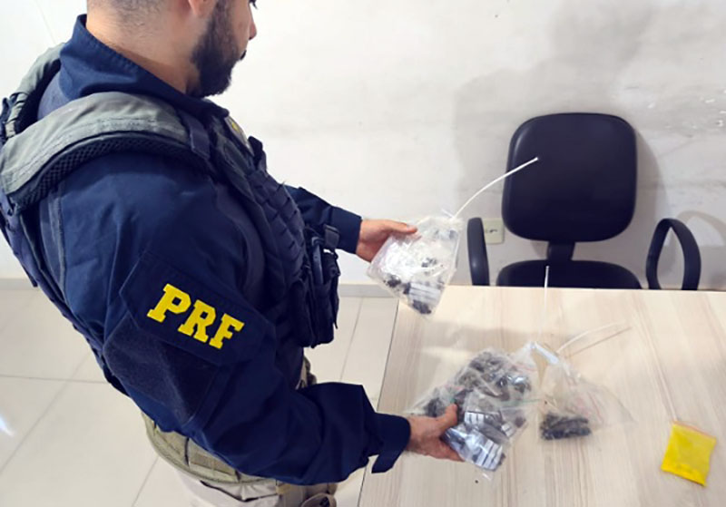 Adolescente é apreendido com 85 porções de drogas na BR-153