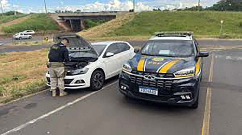 Saída de shopping após comemoração leva família à delegacia após PRF apreender carro roubado