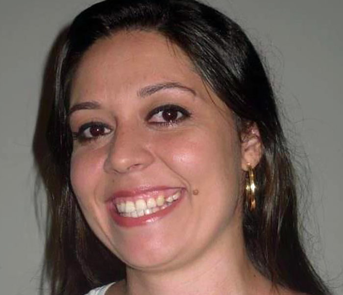 Claudia Cristina cortando o bolo de aniversário!!!