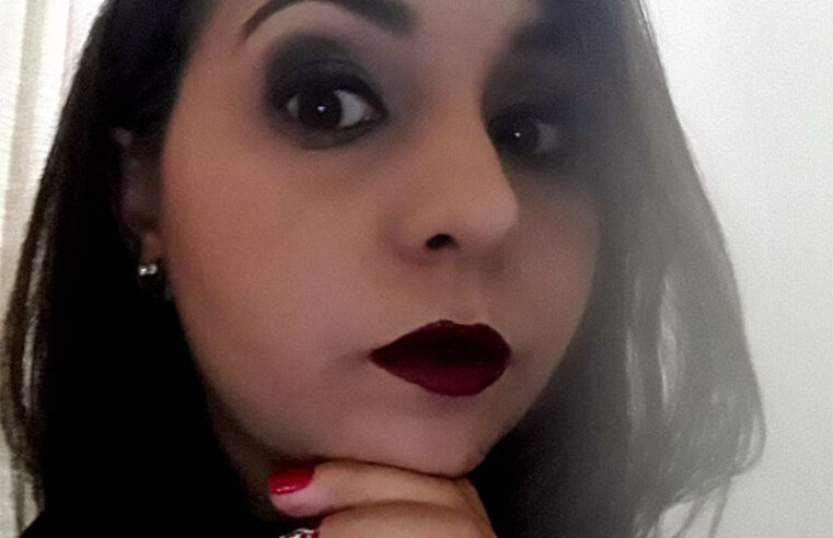 Josi colhendo uma flor no seu jardim da vida!!!