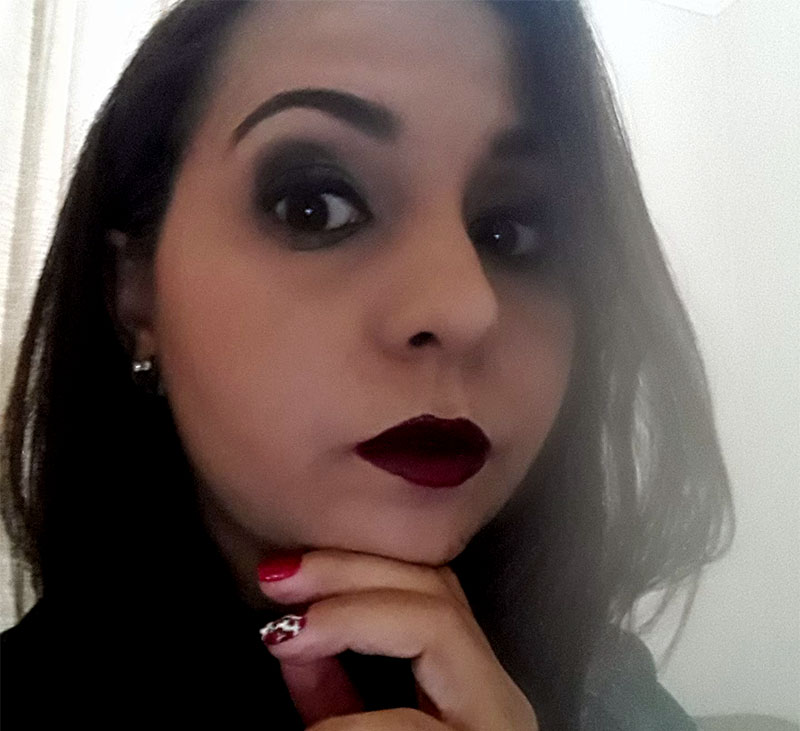 Josi colhendo uma flor no seu jardim da vida!!!