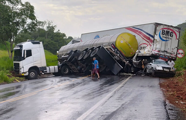 Batida entre 2 carretas e 2 carros interdita rodovia BR 153  na região de Nova Granada