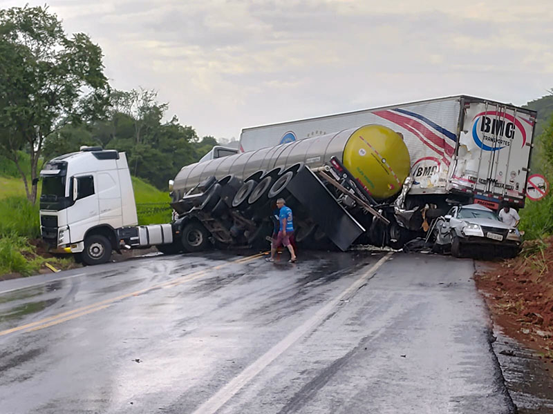 Batida entre 2 carretas e 2 carros interdita rodovia BR 153  na região de Nova Granada