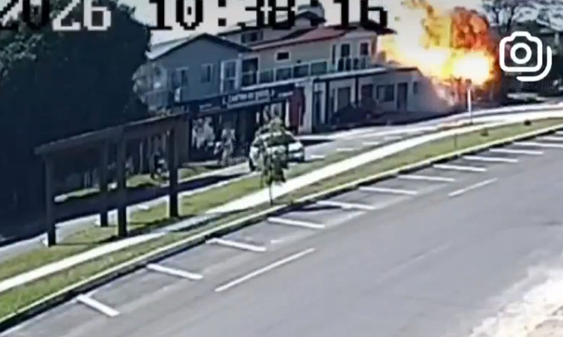 Momento em que avião atinge restaurante em Capão da Canoa (RS)