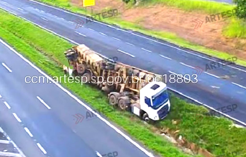 Carreta perde controle e espalha carga de vinhaça na SP – 310