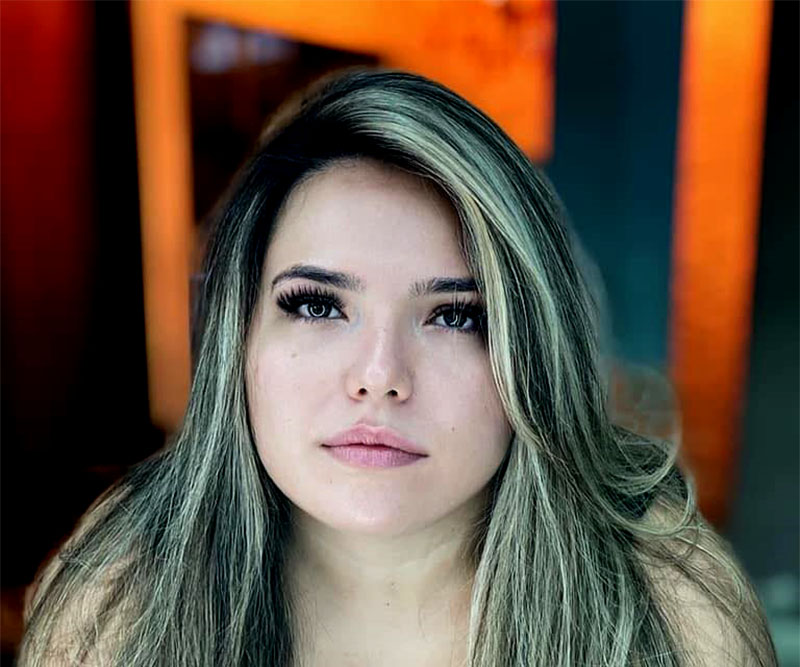 Nathalia virando a página do seu livro da vida!!!