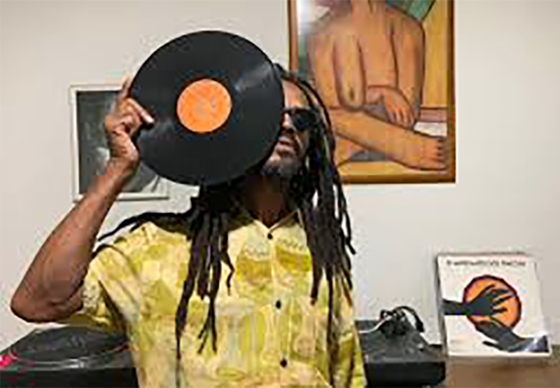 Colecionadores e curiosos resgatam discos de vinil em Rio Preto