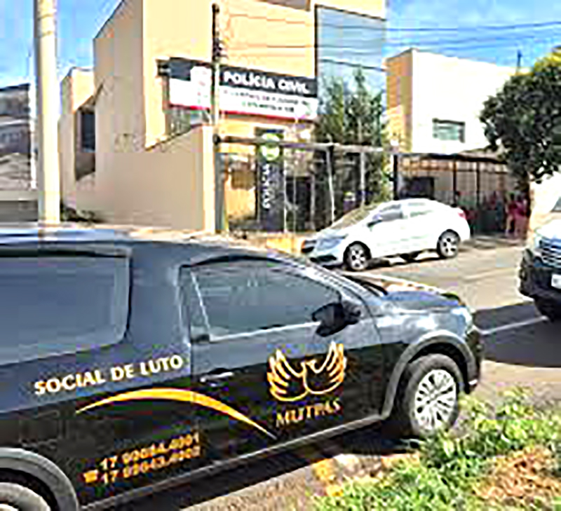 Motorista morre prensado entre caminhão e ônibus em avenida