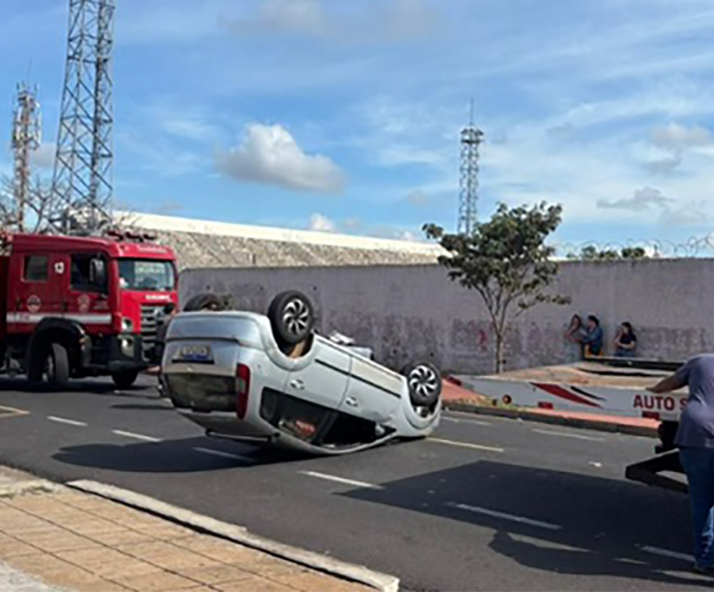 Jovem fica ferido após acidente seguido de capotamento em Rio Preto