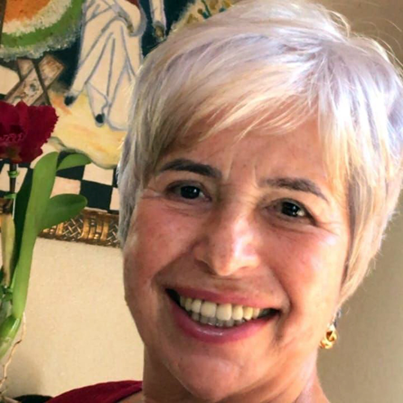 Célia Aparecida está dividindo seu bolo de aniversário!!!