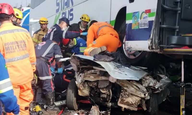 Engavetamento com 15 veículos deixa um morto e 8 feridos na BR-262, em MG