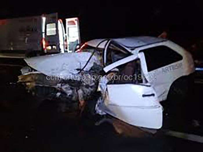 Acidente com 2 carros, picape e carreta mata motorista e fere 2