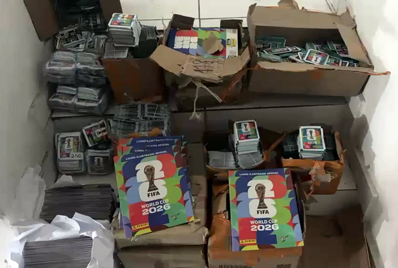50 mil figurinhas falsas da Copa e milhares de camisas: a megaapreensão da Polícia Civil em São Paulo