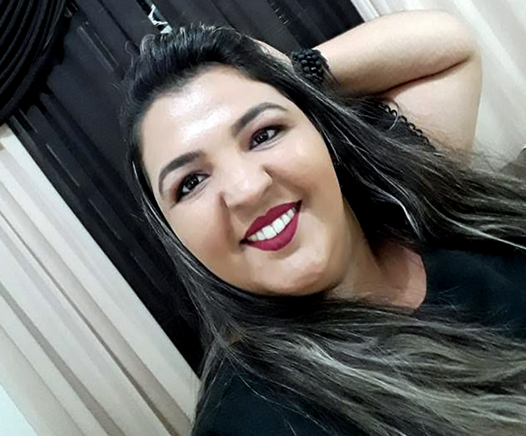 Joice está plantando mais uma flor no seu jardim da vida!!!