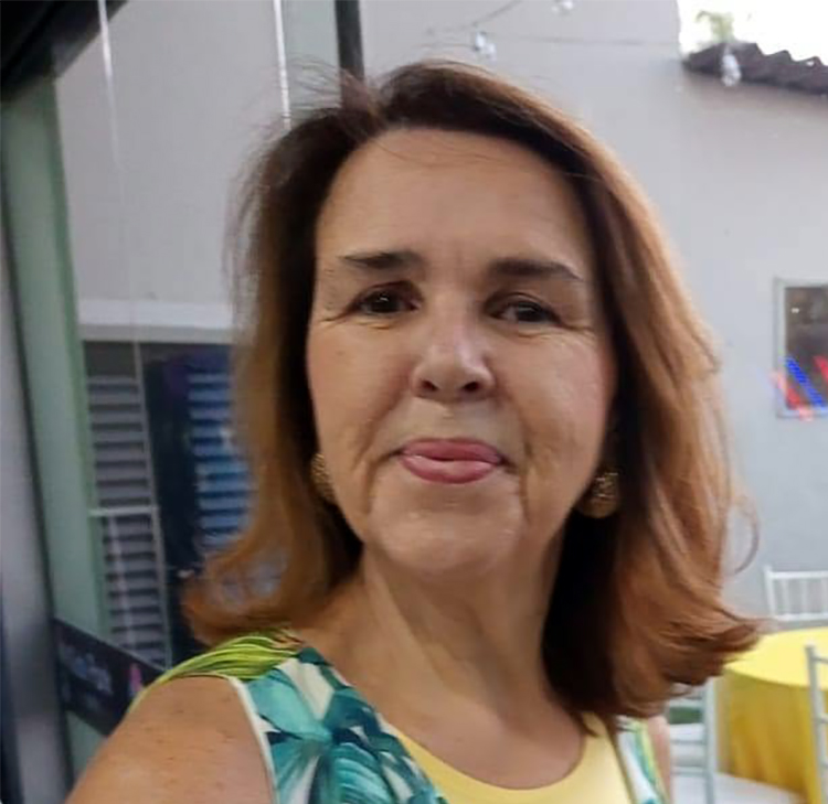 Luiza Helena colhendo uma flor do seu jardim da vida!!!
