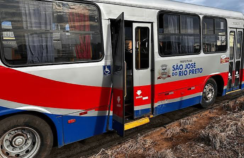 Motorista de ônibus é rendido por passageiro com faca e assaltado em Rio Preto