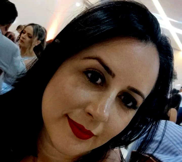 Nathalia está colhendo uma flor do seu jardim da vida!!!