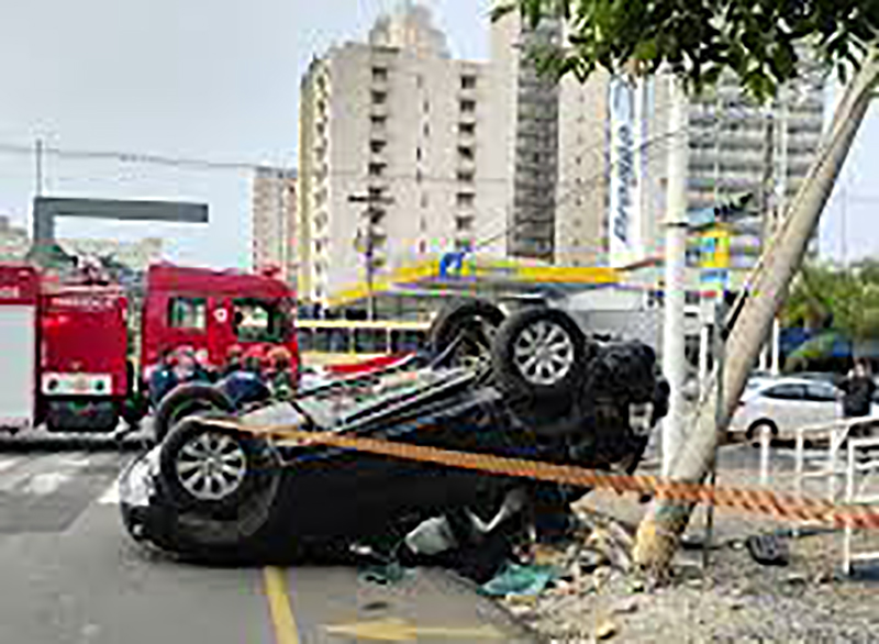 Pajero capota, derruba poste e trava trânsito na Avenida Bady Bassitt