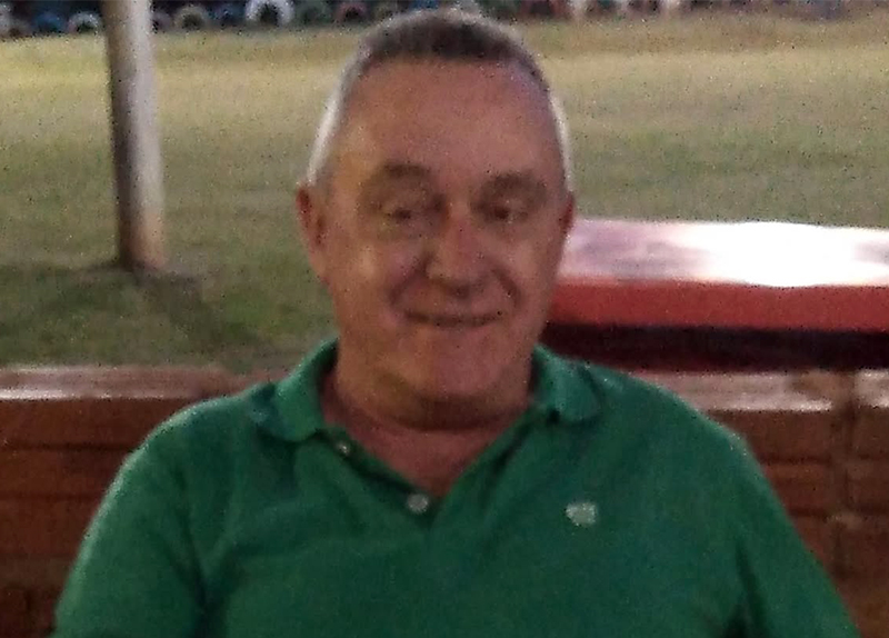Toninho está cortando o bolo de aniversário!!!