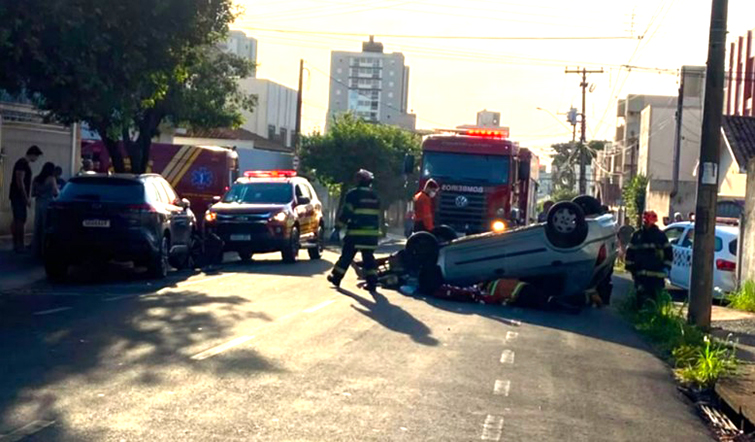 Motorista sofre mal súbito, provoca colisão e capota carro em Rio Preto