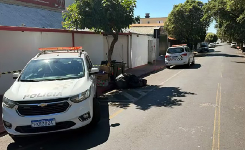 Delegacia de Homicídios investiga corpo esquartejado encontrado em lixeira