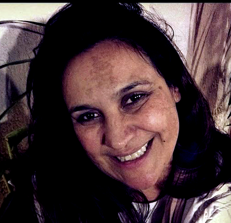 Eliana está cortando seu bolo de aniversário!!!