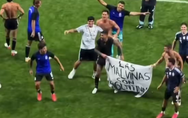 Argentina pode ser punida pela Fifa após exibir faixa das Malvinas em vitória sobre Inglaterra