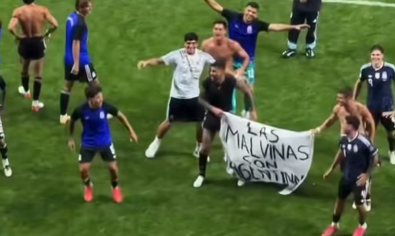 Argentina pode ser punida pela Fifa após exibir faixa das Malvinas em vitória sobre Inglaterra