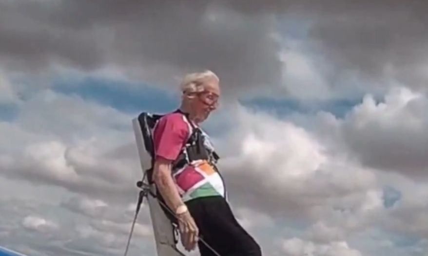 Britânica de 97 anos bate recorde mundial ao fazer acrobacias no ar em cima de um avião