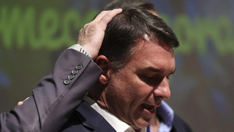 Flávio Bolsonaro fugiu para os EUA e pedirá asilo a Trump; Michelle confirma fuga